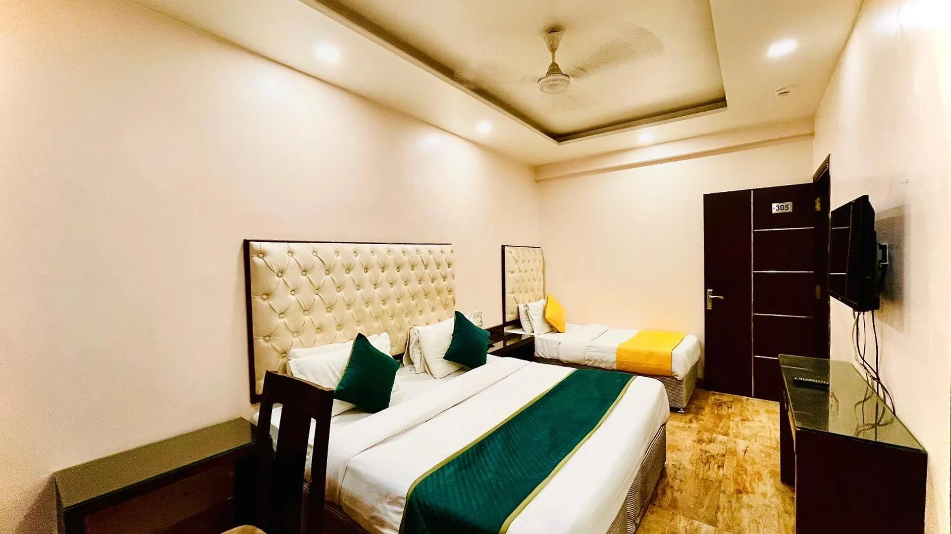 Hotel Kabeer International 'Walking Distance Ndls Delhi