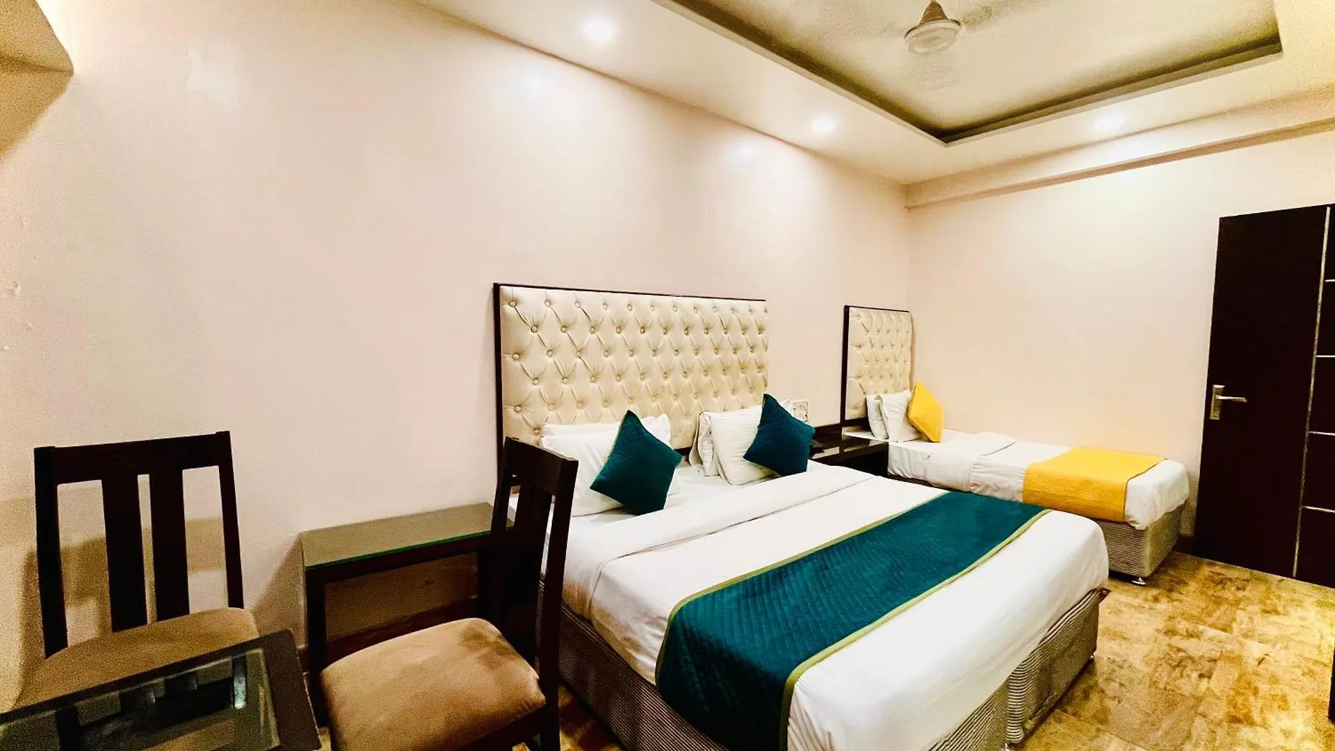 Hotel Kabeer International 'Walking Distance Ndls Delhi